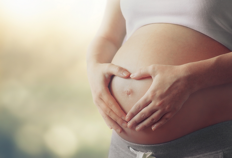 LA ACIDEZ ESTOMACAL ES UNA DE LAS DOLENCIAS MÁS COMUNES DEL EMBARAZO: ¡AFECTA HASTA EL 17-45% DE LAS MUJERES EMBARAZADAS! A PESAR DE QUE NO ES PERJUDICIAL PARA LA SALUD DE LA MADRE Y EL BEBÉ, ES UNA MOLESTIA MUY DESAGRADABLE EN LA VIDA COTIDIANA. Lo peor de todo es que la acidez estomacal puede aparecer en cualquier momento durante el embarazo, ¡y algunas de nosotras tenemos 9 meses para completar! Algunos estudios muestran que una de cada cinco mujeres la padece en el primer trimestre, el 39% en el segundo trimestre e incluso más del 60% en el tercero. Sin embargo, es difícil encontrar regularidades aquí, ya que sucede que una madre embarazada experimenta un problema durante los primeros tres meses y luego se resuelve espontáneamente. ¿DE DÓNDE VIENE LA ACIDEZ ESTOMACAL EN EL EMBARAZO? Definimos acidez estomacal como la regurgitación del contenido del estómago, principalmente jugos digestivos, hacia el esófago y hacia la garganta. Normalmente es un síntoma de la enfermedad por reflujo ácido, pero suele ser un síntoma temporal durante el embarazo. Además, en ocasiones forma parte de un síndrome mayor de indigestión provocado por la acción de las hormonas del embarazo . Para la futura madre, los siguientes fenómenos se convierten en realidad cotidiana: • Ardor y hasta dolor que se siente en el pecho • Una sensación de plenitud, pesadez, hinchazón • Náuseas, molestias gástricas • eructos • Retorno de los alimentos consumidos a la boca Estos síntomas suelen aparecer inmediatamente después de comer o beber, pero también pueden ser provocados por el esfuerzo físico o el cambio de posición incluso 1-2 horas después de una comida. Las principales causas de la acidez estomacal en el embarazo son: Aumento de la secreción de progesterona y su efecto sobre las contracciones de los músculos lisos que rodean el tracto gastrointestinal. Desplazamientos abdominales internos, que también incluyen el esfínter esofágico inferior. La presión del útero en crecimiento. Aumento del flujo de gas a través del intestino delgado. CONSEJOS PARA MUJERES EMBARAZADAS: ¿CÓMO LIDIAR CON LA ACIDEZ ESTOMACAL? Afortunadamente, incluso pequeños cambios en su estilo de vida pueden aliviar significativamente su acidez estomacal e incluso eliminarla de manera efectiva. La primera y necesaria condición es abstenerse incluso de las cantidades más pequeñas de alcohol y humo de cigarrillo: ambos son extremadamente irritantes y este último además relaja el esfínter esofágico. Además, las estrategias más importantes contra la acidez estomacal incluyen: Cambiar el horario de las comidas: la acidez estomacal aumenta al comer en exceso, por lo que vale la pena renunciar al sistema clásico de desayuno, almuerzo y cena en favor de 5-7 comidas pequeñas distribuidas uniformemente a lo largo del día, pero a más tardar 3 horas antes de acostarse. ¡También debes comer muy despacio, masticando bien cada bocado! Beber después de un sorbo - también vale la pena tomar bebidas en pequeñas cantidades y con frecuencia - lo ideal es tener siempre una botella de agua contigo y reponer líquidos con sorbos, pero solo entre comidas; Sentado derecho: mantenga siempre la espalda recta y erguida mientras come; comer acostado y acostado ejerce una presión innecesaria sobre el estómago; Evitar el café, las bebidas gaseosas, los alimentos fritos y grasos, los dulces, los jugos de frutas y los cítricos, todos tienden a exacerbar los síntomas de la acidez estomacal. Caminar durante media hora después de una comida, incluso en distancias cortas. Usar ropa holgada; especialmente alrededor de la cintura. Elevación de la cabeza para el descanso nocturno: soporte ideal para toda la parte superior del cuerpo. El consejo popular para mujeres embarazadas también incluye apoyo natural al consumir: • cantidades moderadas de yogur • leche con un poco de miel • té de menta o malvavisco • probióticos orales • manzanas y peras ¿CUÁNDO VER A UN MÉDICO? Básicamente, la acidez estomacal no es una enfermedad riesgosa durante el embarazo. Entonces, la gran mayoría de nosotros solo tenemos que soportarlo de alguna manera, siguiendo perfectamente la guía tranquilizadora mencionada anteriormente. Sin embargo, si el problema se vuelve tan severo que nos dificulta comer y te hace perder peso, consulta a tu médico. Existen medicamentos que son seguros para el bebé y que una madre embarazada puede tomar para aliviar la acidez estomacal.